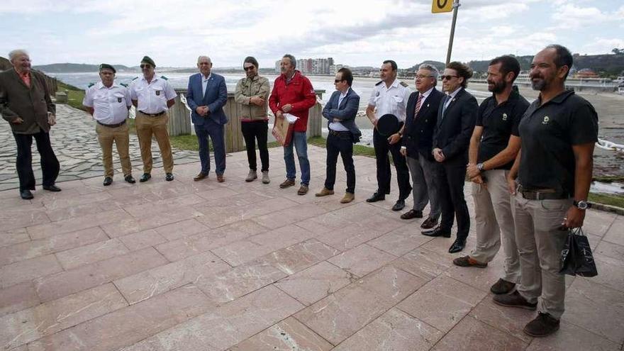 Asistentes al acto en el Museo de Anclas. Por la derecha, los dos biólogos junto a Juan Manuel Cuervo.