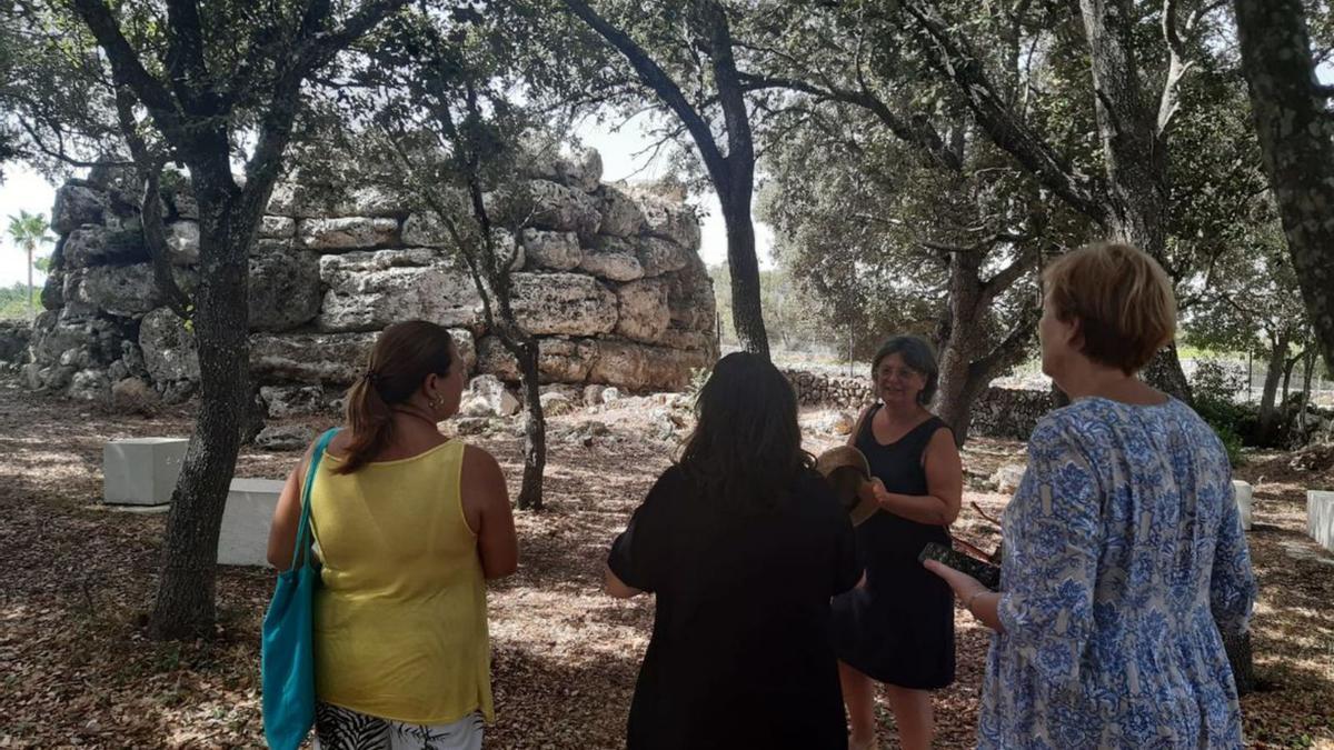 Visita al yacimiento de Es Racons en Llubí.