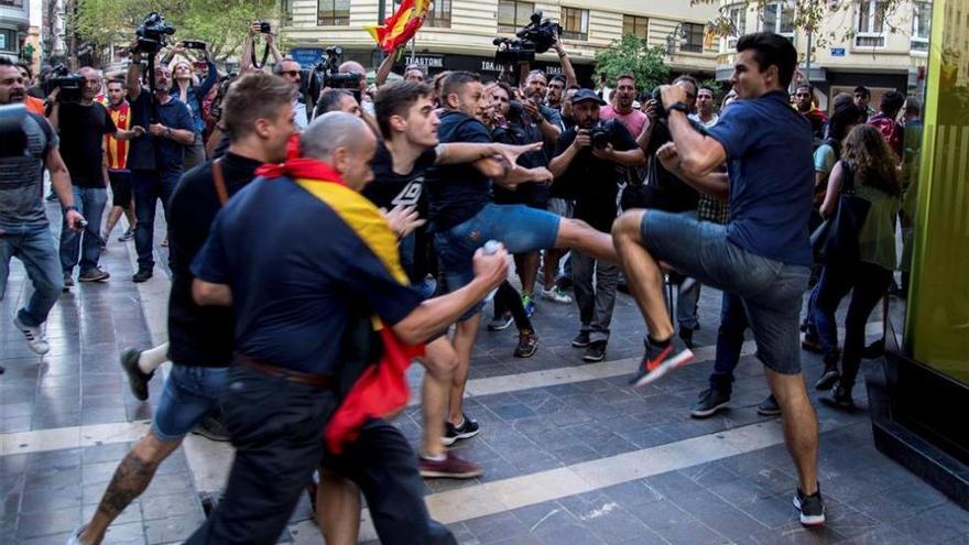 Tensión y enfrentamientos en la marcha por las calles de València