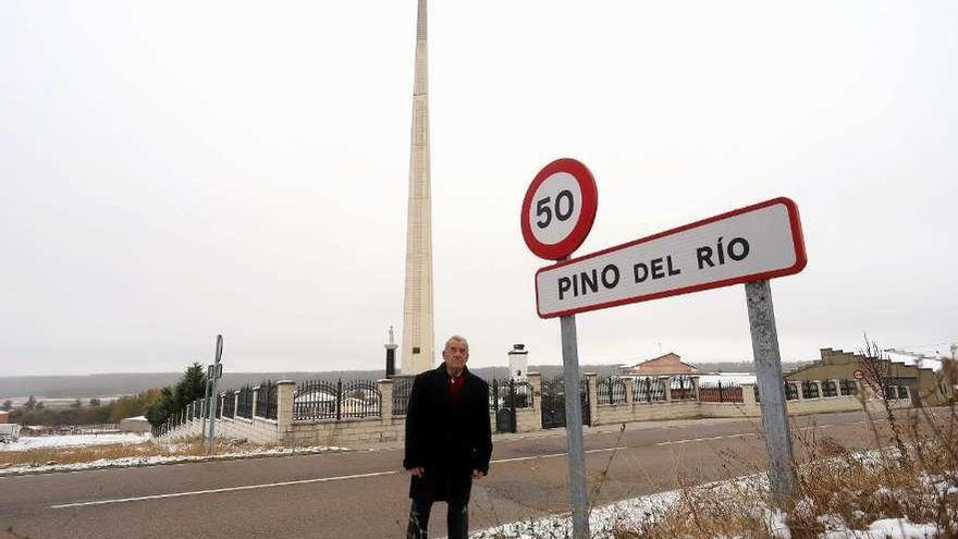 Eutimio Montero frente al obelisco.