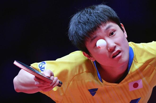 El japonés Tomokazu Harimoto sirve el balón al japonés Yukiya Uda (no aparece en la foto) durante la final masculina de la competición del Tour Mundial de la ITTF en Budapest, Hungría.