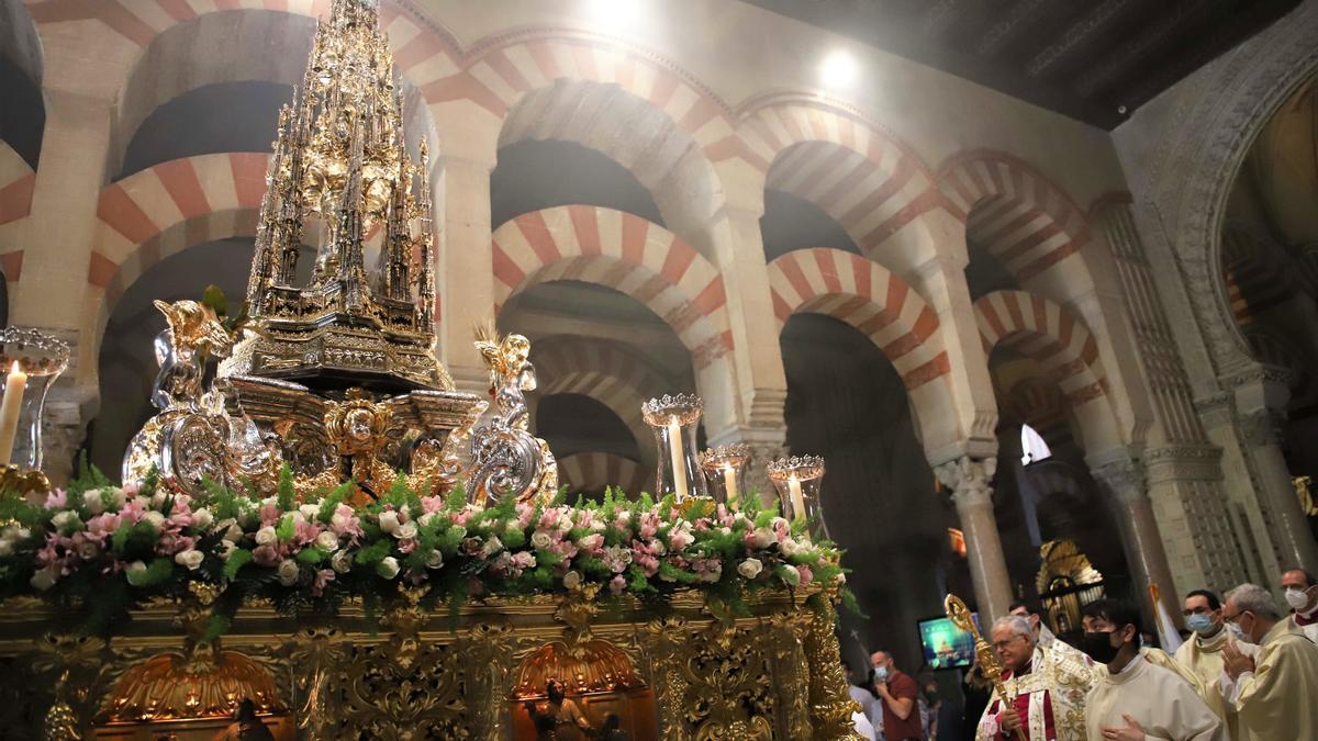 El Patio de los Naranjos acoge la procesión del Corpus Christi