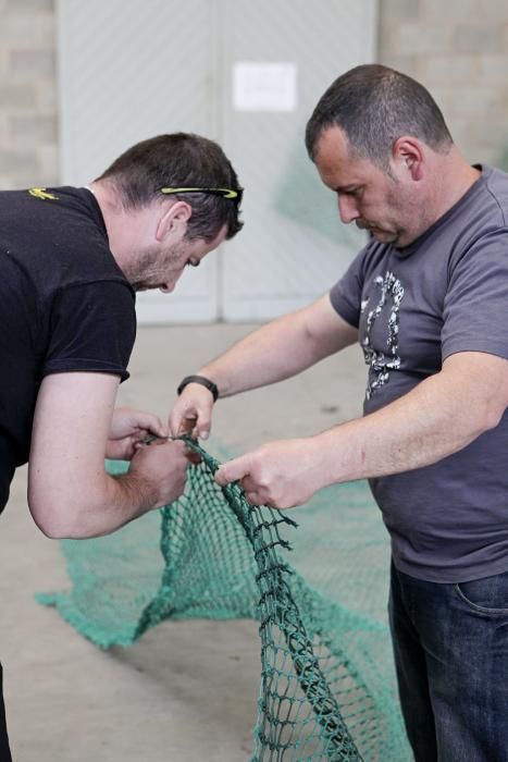 Desempleados aprenden a arreglar redes de pesca