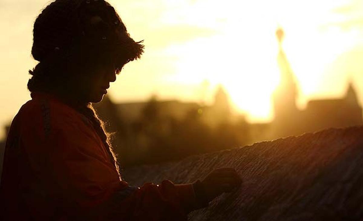 Una nena escriu amb guix en un temple a Kàtmandu (Nepal), durant la celebració del festival Shreepanchami.
