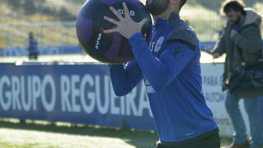 Adrián, al margen en la primera sesión completa de Gil con el grupo