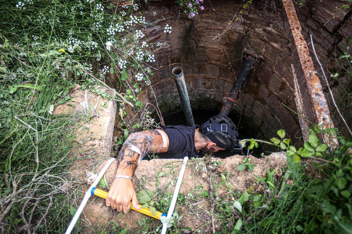 Acompañamos al Tarzán catalán en un rescate a animales en un pozo