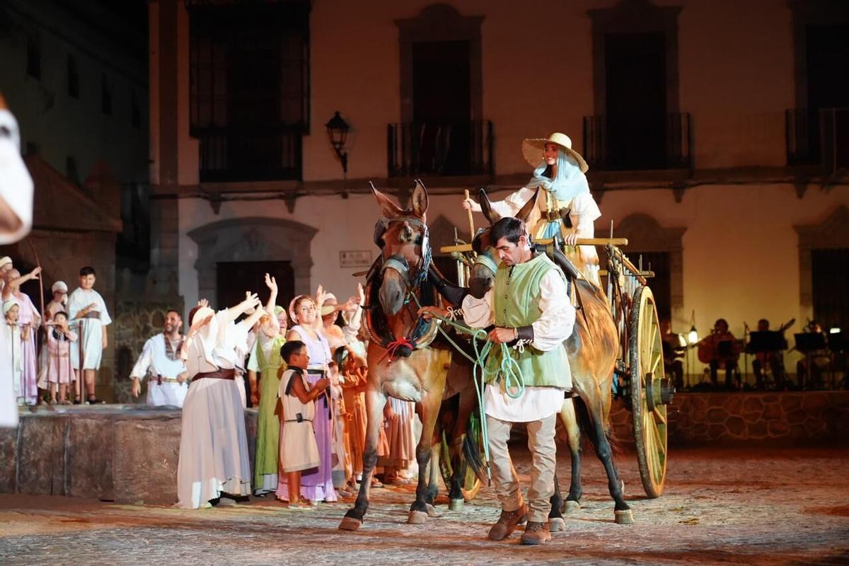Hinojosa convierte la plaza de la Catedral en un gran escenario con 'La vaquera de la Finojosa' Hinojosa convierte la plaza de la Catedral en un gran escenario con 'La vaquera de la Finojosa'