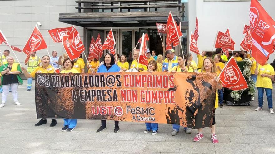 Protesta de trabajadores de Jardincelas, en octubre, ante la Casa del Concello de Culleredo. |   // LA OPINIÓN