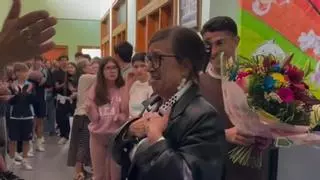 Los alumnos del colegio Calasancias de Vigo despiden entre aplausos a su profesora Celia por su jubilación