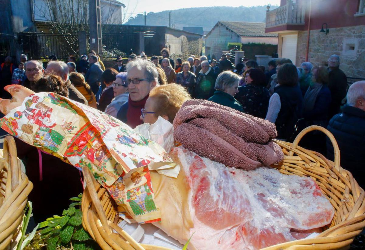 Valga celebró su tradicional procesión de los lacones, con las mujeres abriendo el desfile y portando sobre sus cabezas las patas de cerdo que, a modo de ofrenda, acompañan a los santos.