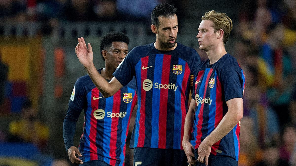 Barcelona. 23.10.2022. Deportes. Busquets conversa con De Jong en una pausa del juego durante el partido de liga entre el FC Barcelona (Barça) y el Athletic de Bilbao. Fotografía de Jordi Cotrina