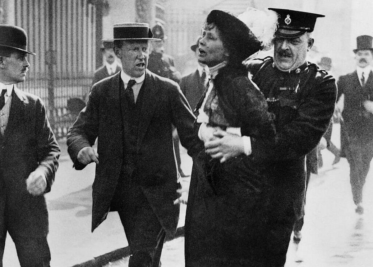 Emmeline Pankhurst , detenida por la policía en el Palacio de Buckingham cuando intentaba presentar una petición de ley ante el rey Jorge V en 1914