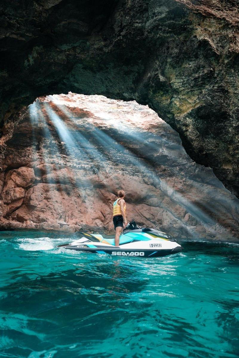 Chico con moto de agua en un cueva de la Isla de Malta