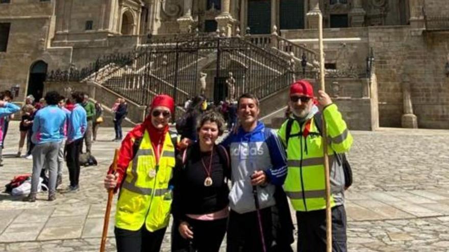 Fran Pérez-Mirás (dcha.) junto a otros participantes a su llegada a O Obradoiro.