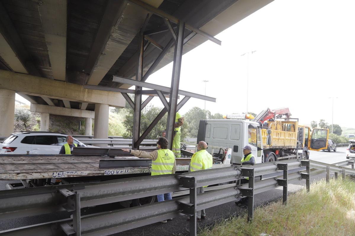 Atasco en la autovía por el enganchón de una grúa.