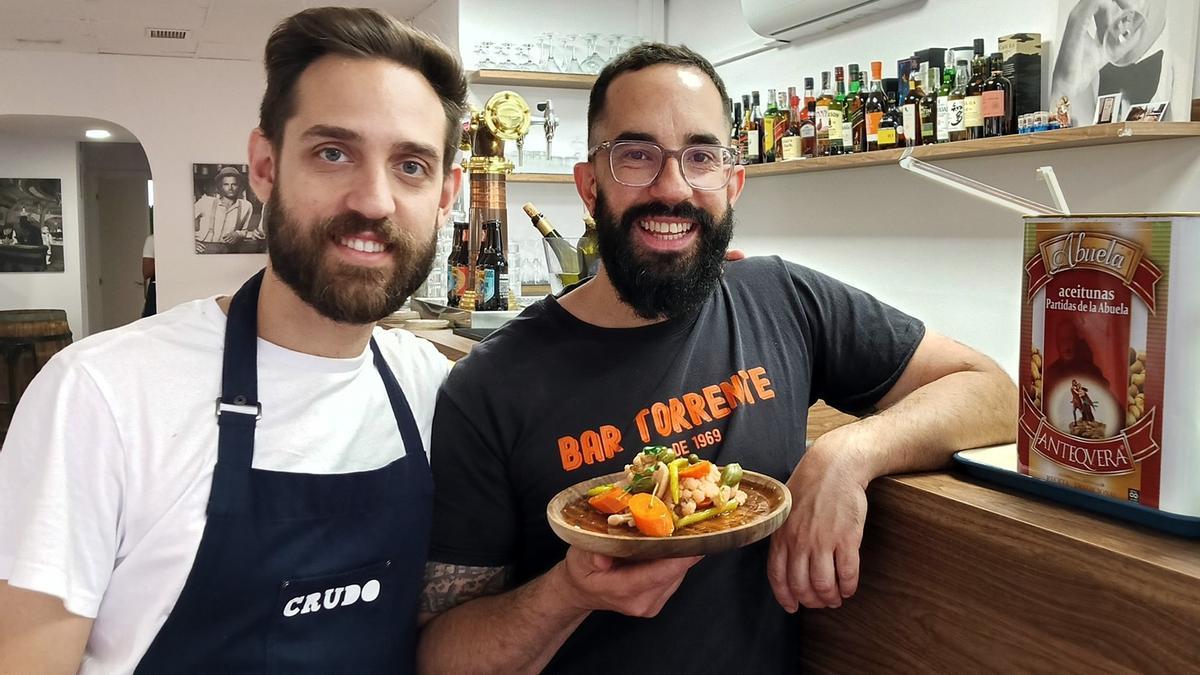 Dani Esteban y Roger González, en la barra de la Bodega Crudo.