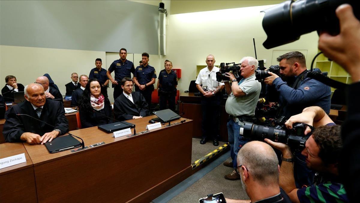 Beate Zschaepe, junto a sus abogados, antes de escuchar la sentencia a cadena perpetua.