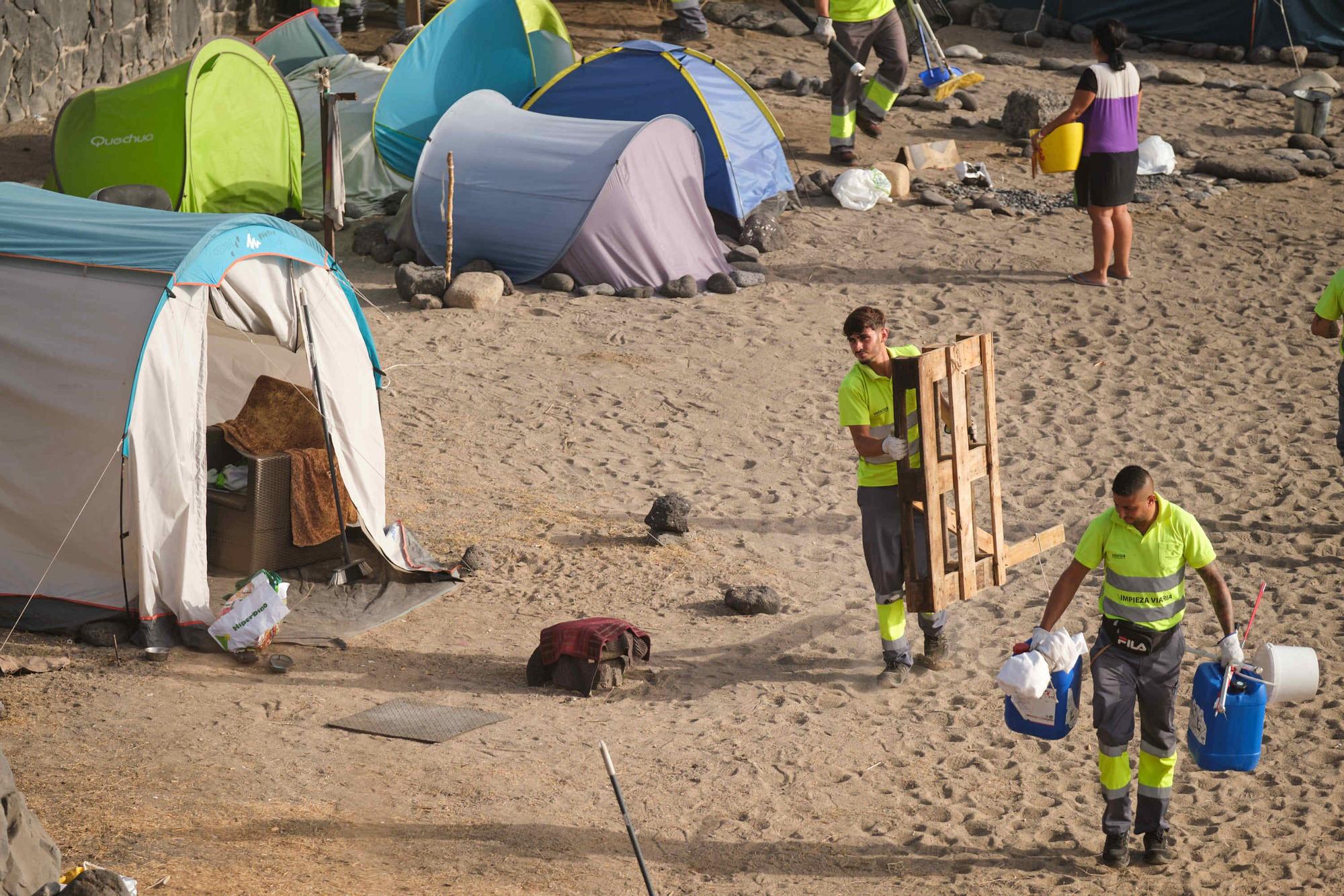 Retirada de casetas y enseres en la playa de la trasera del Parque Marítimo