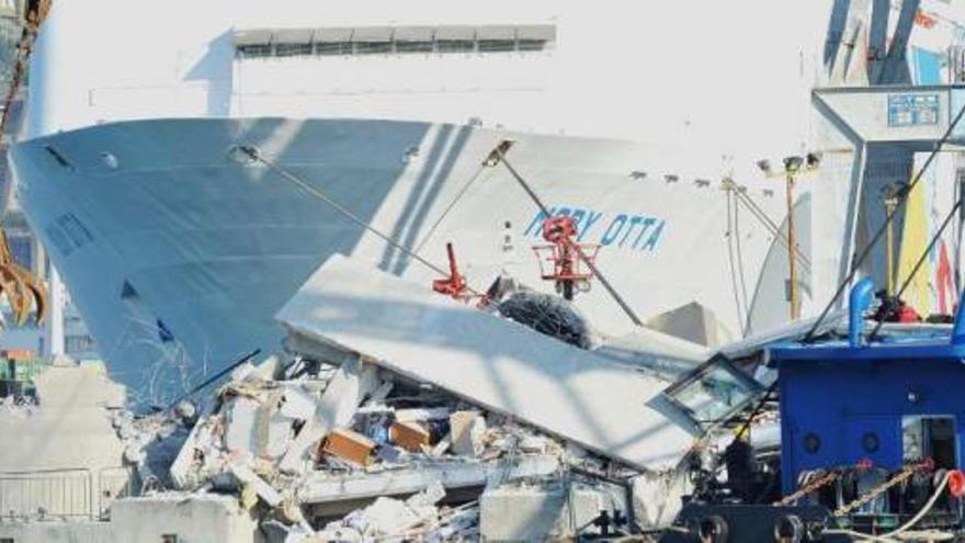 Al menos ocho muertos al derribar un buque la torre de control del puerto de Génova