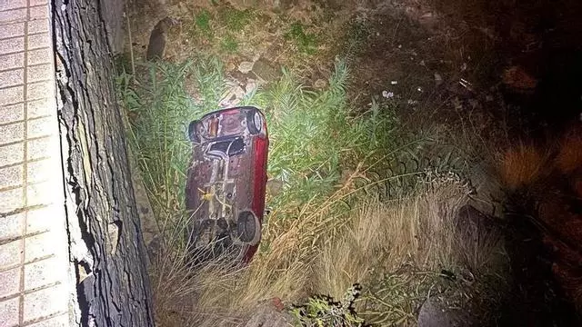 Caen con su coche al fondo de un barranco en Tenerife