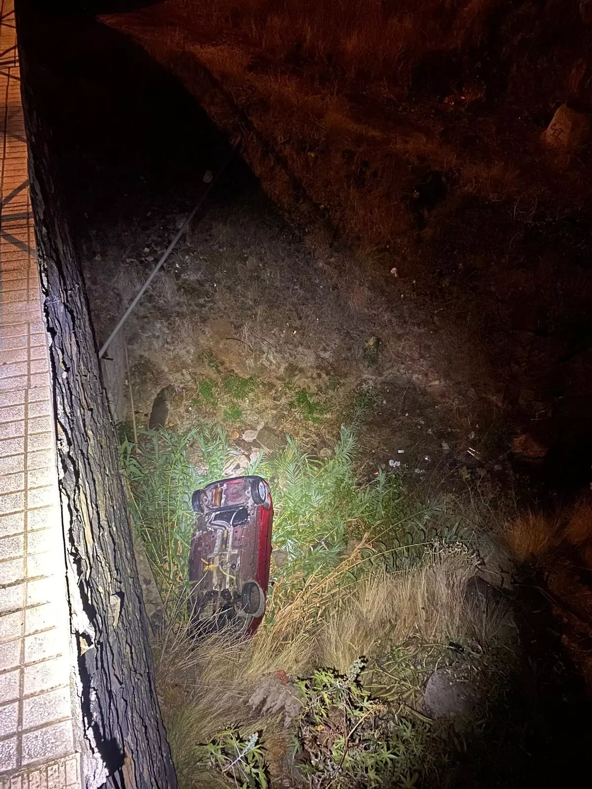 Caen con su coche al fondo de un barranco en Tenerife