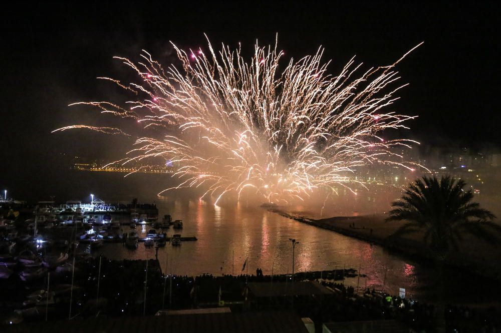 El desfile y el castillo de fuegos ponen fin a las fiestas patronales.