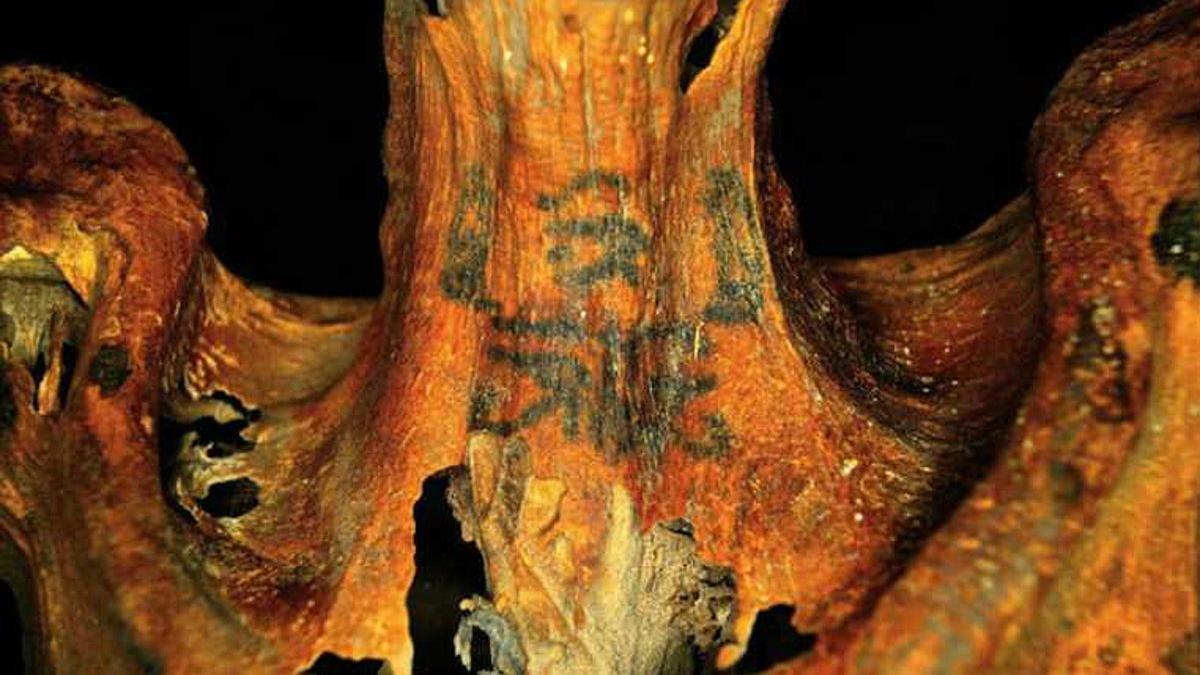 Cuello tatuado de una mujer de unos 3000 años de antigüedad, descubiertos en mayo del 2018