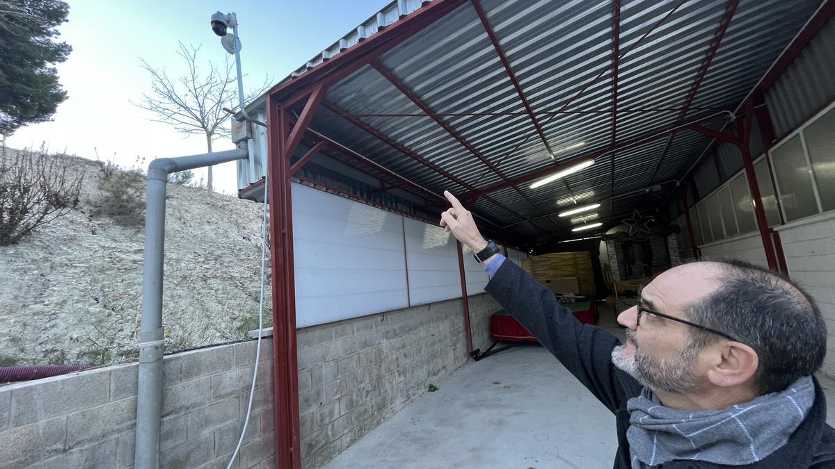 El concejal Fernando Díaz indicando el lugar donde se han instalado las cámaras de seguridad.