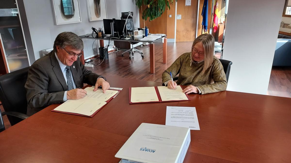 El presidente de Emaya, Ramon Perpinyà, y la directora de ACUES, María Rosa Cobo, han firmado esta mañana el acuerdo.
