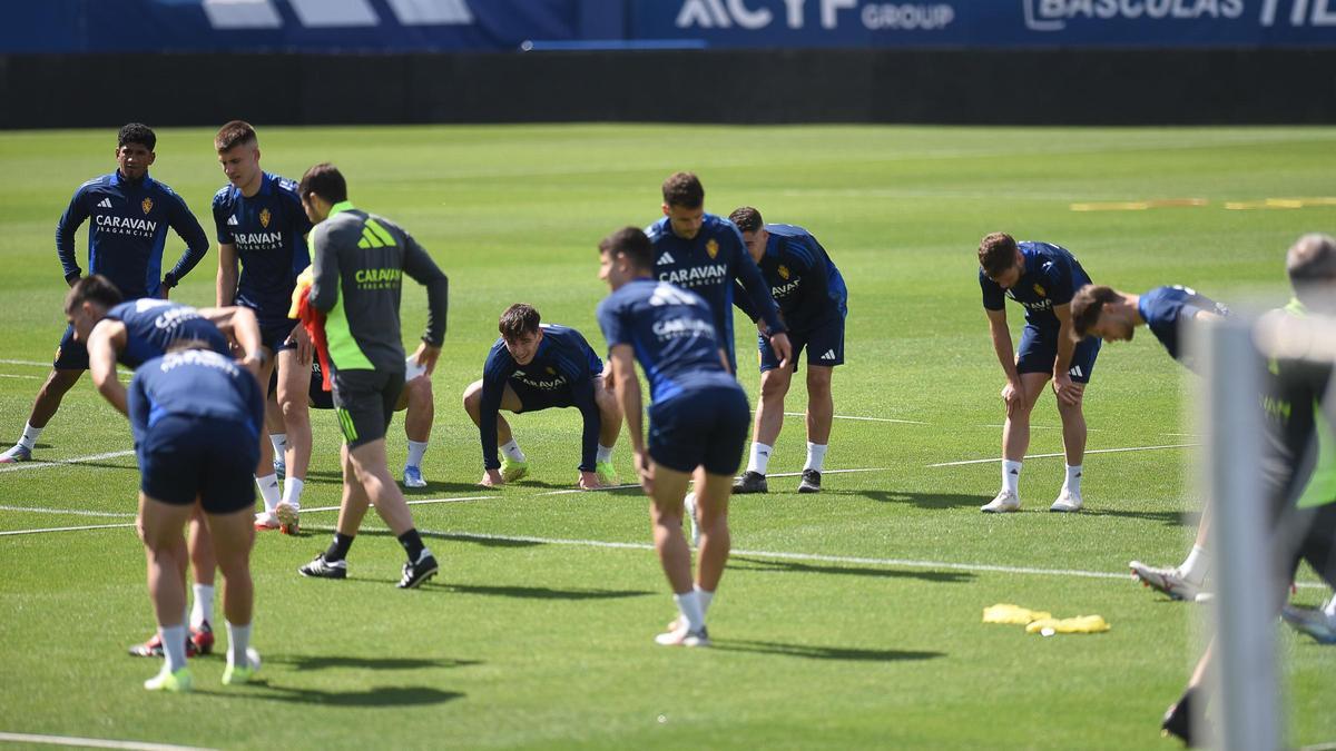 Gabi se dispone a repartir los petos en el entrenamiento del Real Zaragoza de este sábado.