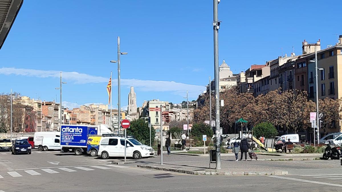 La bandera de la Plaça Catalunya quieta, aquest migdia