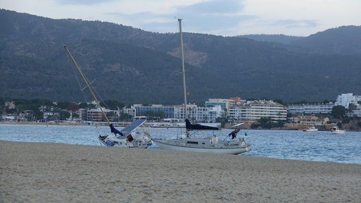 Zwei der insgesamt drei gestrandeten Boote bei Palmanova.