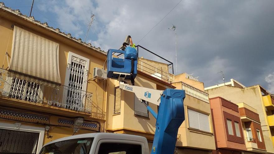 Continúa el cambio de luminarias en las calles de Burjassot