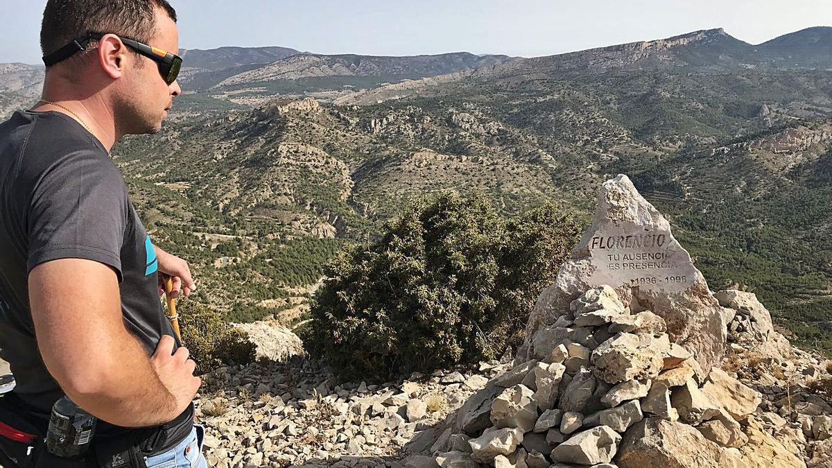 Algunas de las placas y monolitos de carácter funerario colocados en diferentes enclaves montañosos de la provincia de Alicante.