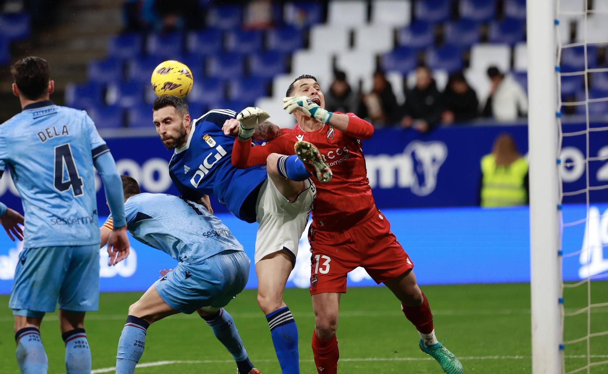 EN IMÁGENES: Ambiente y partido de un Real Oviedo-Levante pasado por agua