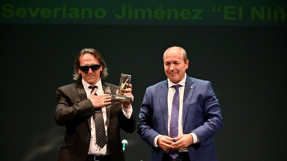El cantaor montillano Antonio Mejías agradece el premio.