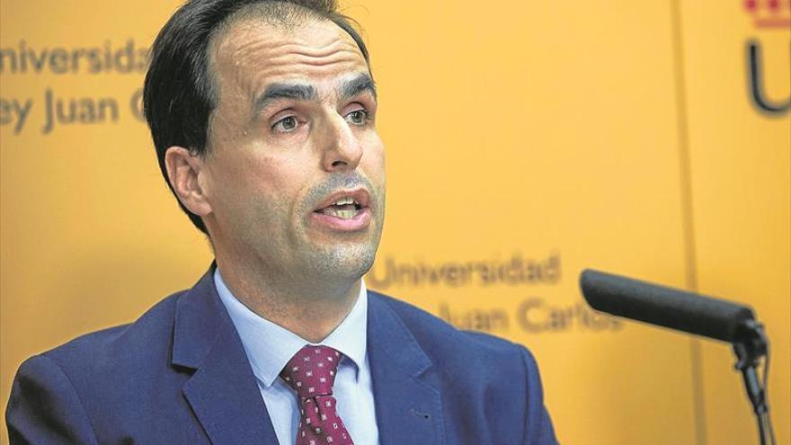 Una veintena de profesores piden explicaciones al rector de la URJC