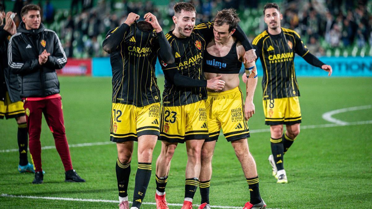 Bakis se quita la camiseta y Cuenca y Francho se abrazan tras el triunfo en El Sardinero contra el Racing de Santander.