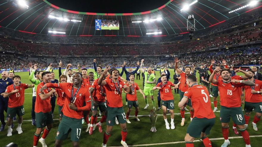 Centenares de aficionados reciben a la selección de Portugal en la capital lusa