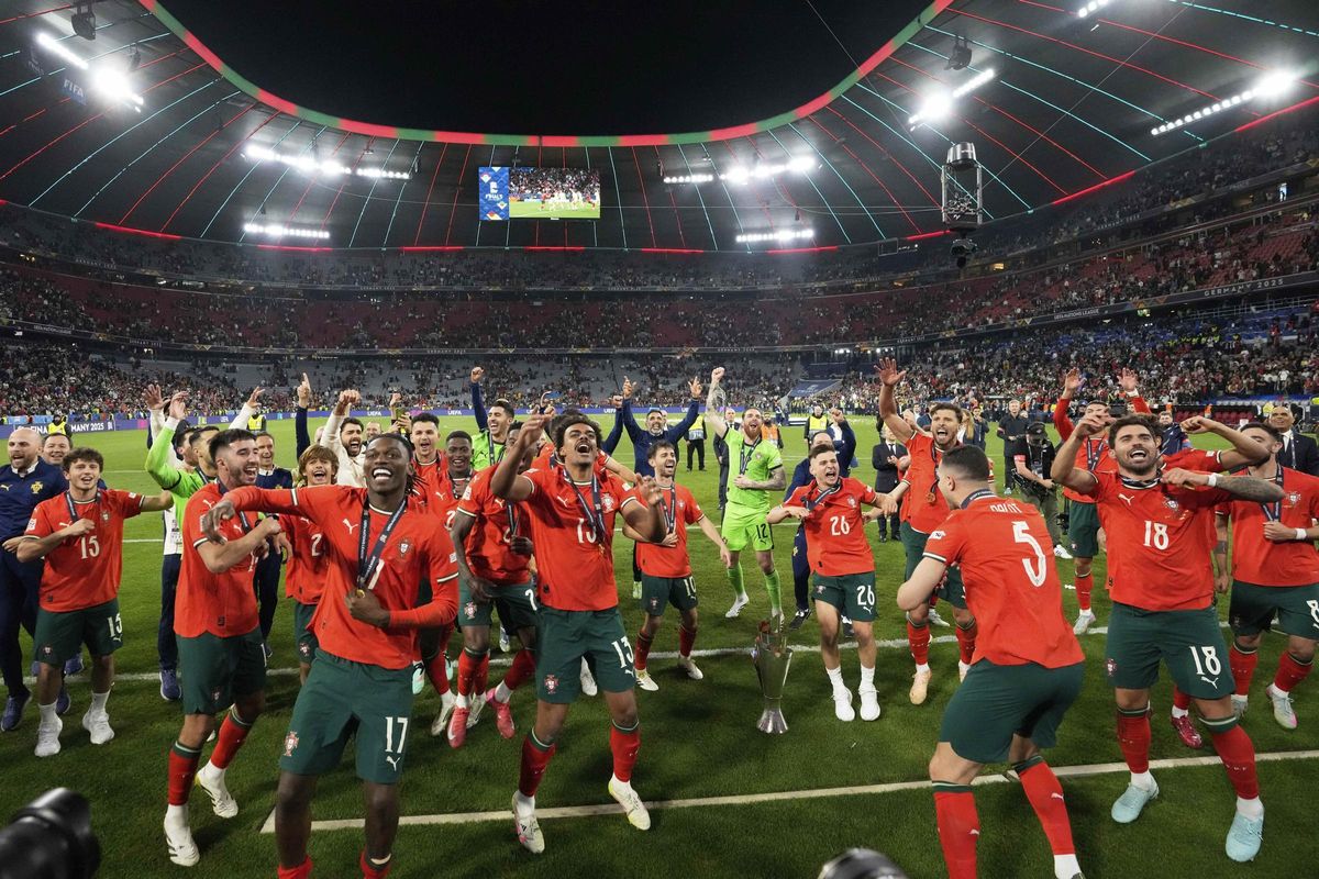 Portugal's players celebrate with the trophy after winning the Nations League soccer championship at the Allianz Arena in Munich, Germany, Sunday, June 8, 2025. (AP Photo/Martin Meissner) Associated Press/LaPresse