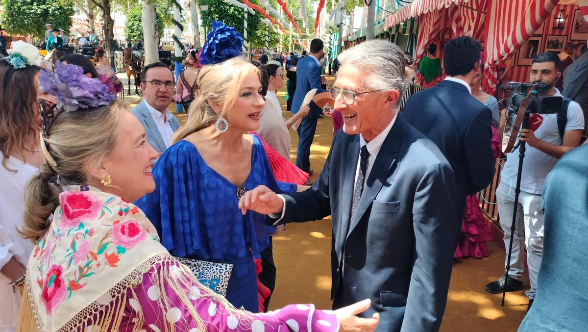 La consejera de Educación, Patricia del Pozo, y la viceconsejera, Esperanza O'Neill, saludan al presidente de la Asociación de la Prensa de Sevilla, Rafael Guerrero, a la llegada a la entrega de premios Los Claveles de la Prensa.