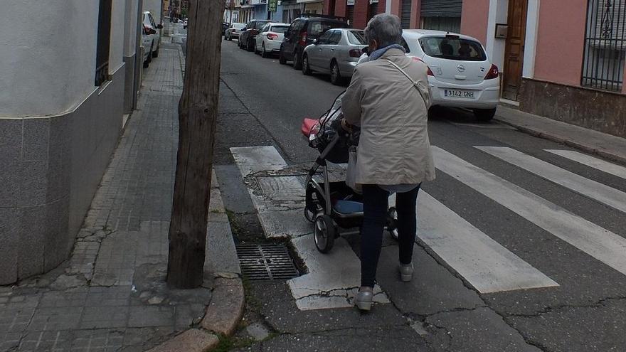 Los vecinos de Huerta de la Reina denuncian el retraso en las reformas previstas para el barrio