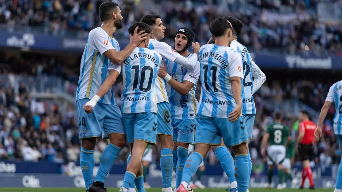 Juanpe, que celebra con Luismi, será baja ante el Oviedo.