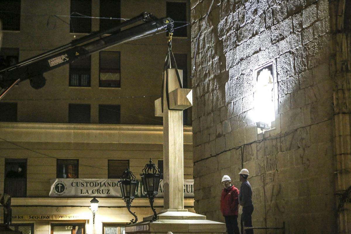 Retirada de la Cruz de los Caídos situada en la plaza de España de Callosa de Segura y ordenada por el Ayuntamiento en enero de 2018