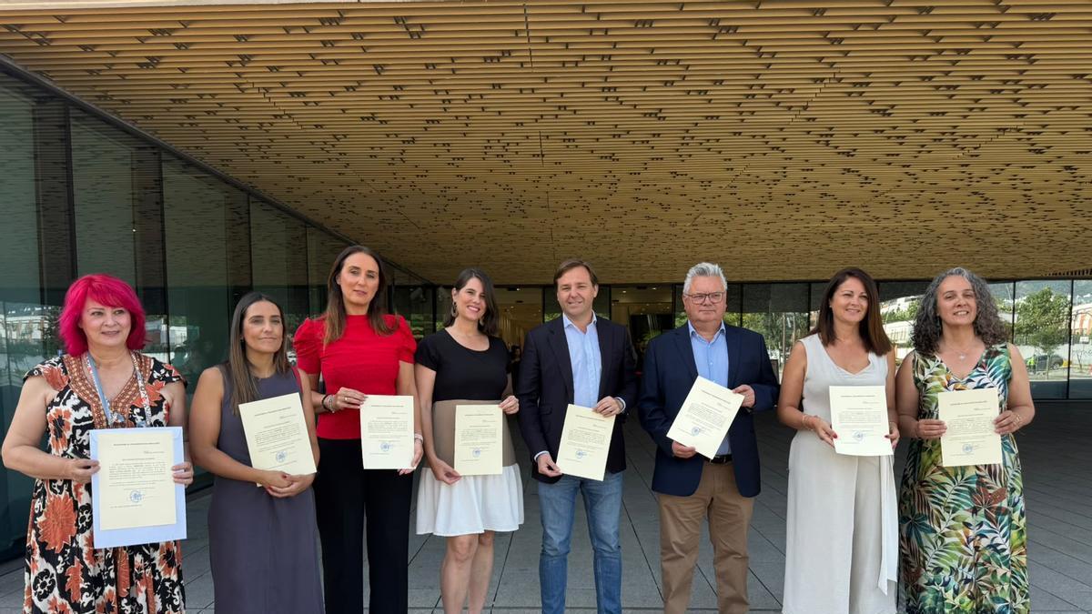María Victoria Serrano, Beatriz Jurado, Verónica Martos, Araceli Cabrera, Antonio Repullo, Esteban Morales, Silvia Mellado y Rosa Rodríguez, este lunes en la Ciudad de la Justicia,