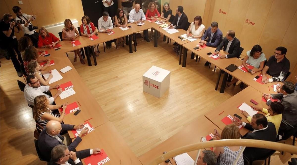 La comisión permanente del PSOE se reune en el Congreso.
