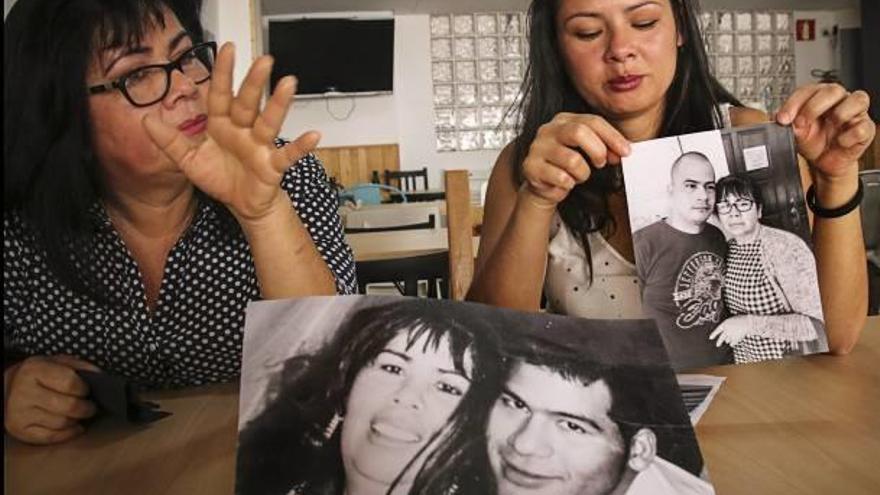 La madre y la hermana de Víctor mostrando sus fotografías.