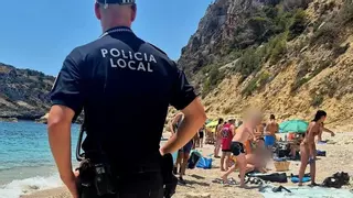 La Policía de Xàbia desaloja a cien bañistas de la cala clausurada de Ambolo