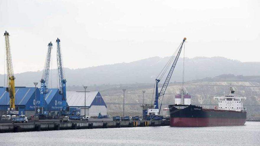 Un petrolero junto a naves instaladas en el puerto exterior.