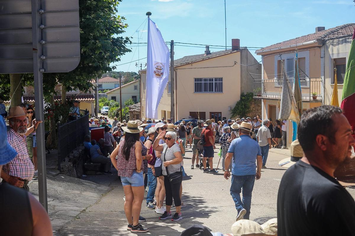 Los pendones de Fariza custodian a la Virgen del Castillo en la vuelta a su morada